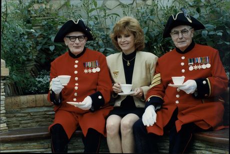 Actress Stephanie Powers With Chelsea Pensioners Cpl Roy Clennatt And Sgt Hugh Tolhurst