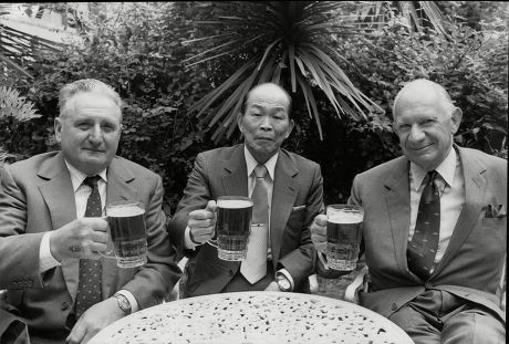 Ex British And Japanese World War Ii Enemies Sharing A Drink Bill Gollop Susumi Nishida And Alan Cowell.