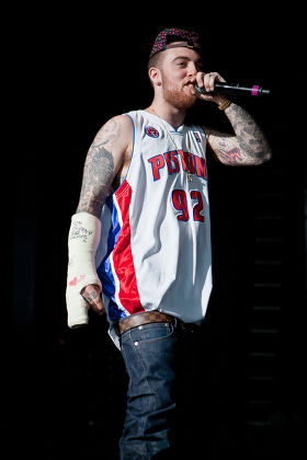 Rapper Mac Miller waves a Terrible Towel fom the sideline during  Fotografía de noticias - Getty Images