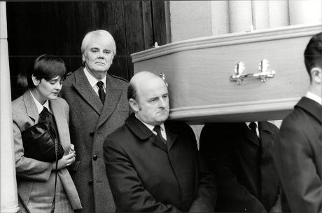 Tony Booth And Daughter Cherie Blair Follow The Coffin Of His Wife Actress Pat Phoenix In Manchester After She Died Of Lung Cancer 19/9/1986.
