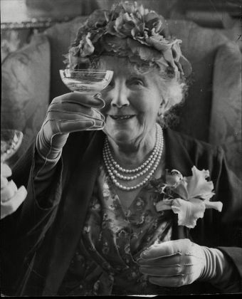 Ellaline Terriss (lady Seymour Hicks) Former Actress At A Party To Celebrate Her 90th Birthday Given By Actress Margot Grahame.