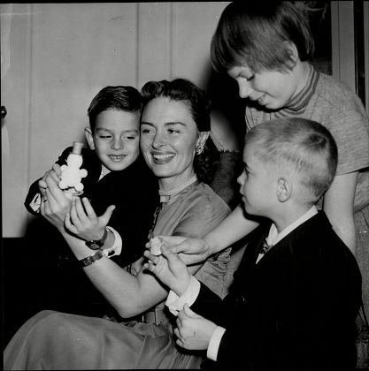 Us Film Star Donna Reed With Her Children Jimmy 6 (left) Penny 9 And Tony 8 (right) Looking At Christmas Decorations During Visit To The Uk.