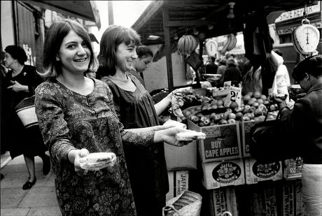 Susie Orbach The 20 Year Old Daughter Of The Labour Mp For Sockport South Maurice Orbach Selling Sandwiches At Portobello Market.