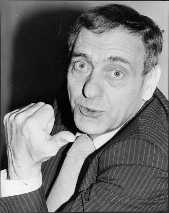 Actor Harry H Corbett Harry H. Corbett Obe[1] (28 February 1925 A 21 March 1982) Was An English Actor. Corbett Was Best Known For His Starring Role In The Popular And Long-running Bbc Television Sitcom Steptoe And Son In The 1960s And 1970s. Corbett