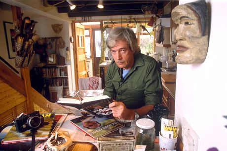 2 Journalist posed vietnam war photographer tim page at home in ...