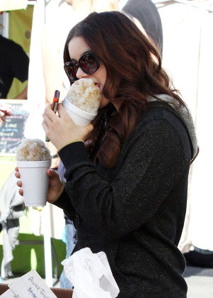 Ariel Winter and sister Shanelle Gray out and about in Los Angeles, America - 25 Nov 2012