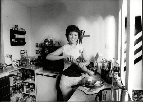 Cheryl Murray Actress At Home In Kitchen 1980.