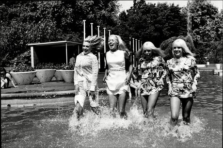Trisha Noble (singer) Ruth Erika And Twins Sue Baker & Jenny Baker In Pool At Battersea Park For Charity Walk By The Lord's Taverners 1969.