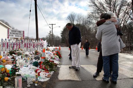 Aftermath of the mass shooting at Sandy Hook Elementary School, Sandy Hook, Connecticut, America - 25 Dec 2012