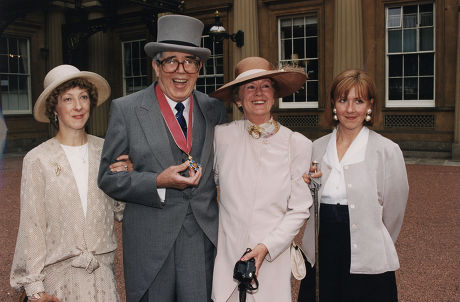 Leslie Crowther Jean Crowther Comedian With Wife And Daughters With His O.b.e.
