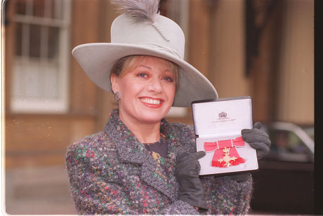 Singer Elaine Page After Receiving Her Obe At Buckingham Palace 25 Feb 1997.
