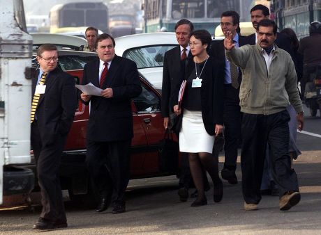 Deputy Prime Minister John Prescott And The British High Commissioner To India Sir Rob Young Walk The Short Distance Between Hotels In Delhi Instead Of Taking The Embassy Rolls Royce.