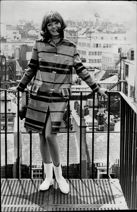 Fashion Women 1967 Model Gail Miller Foto stock editorial - Imagem