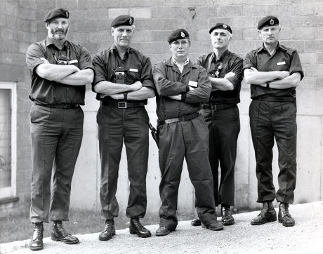 John Edwards Daily Mail Journalis Pictured At The Met Police Firearms Training School At Epping Forest With D11 Squad Members. (l-r) Sgt Roger Jarvis Sgt Ron Jarrett Edwards John Edwards Chief Ins John Warner And Chief Sup Bob Wells.