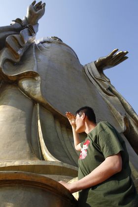 China's tallest man visits world's tallest Buddha statue, Pingdingshan, Henan Province, China - 13 May 2013