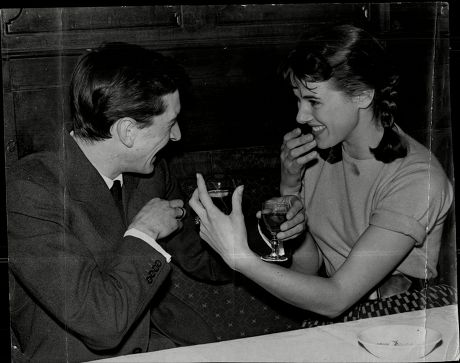 Engagement Of Actor Robin Ray And Television Presenter Susan Stranks Robin Ray (17 September 1934 Oo 29 November 1998) Was An English Broadcaster Actor And Musician The Son Of Comedian Ted Ray Married To Children's Tv Presenter Susan Stranks From 19