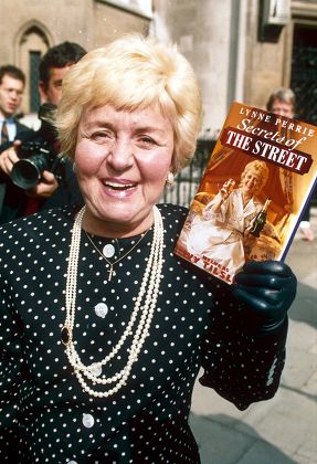 LYNNE PERRIE WITH HER BOOK ON TV SERIES 'CORONATION STREET', BRITAIN - 1994