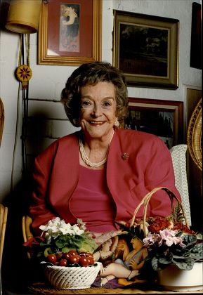 Beryl Reid Obe (17 June 1919 Oo 13 October 1996) Was A British Actress Of Stage And Screen. Pictured At Her Home At Wraysbury On Thames.