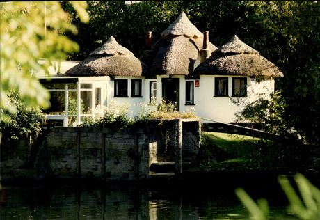 Beryl Reid Obe (17 June 1919 Oo 13 October 1996) Was A British Actress Of Stage And Screen. Pictured Her Home At Wraysbury On Thames.