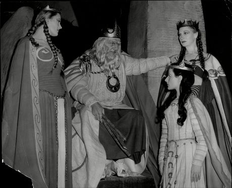 Actor Michael Redgrave As 'king Lear' At Stratford With L-r Rachel Kempson (lady Redgrave) Yvonne Mitchell And Joan Sanderson Sir Michael Scudamore Redgrave Cbe (20 March 1908 Oo 21 March 1985) Was An English Stage And Film Actor Director Manager A