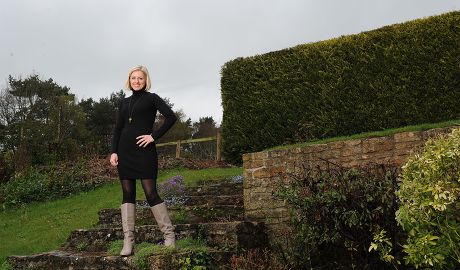 Rebecca Lowe Espn Football Television Presenter At Home In Wiltshire. Interview By Laura Williamson Picture; Kevin Quigley/solo Syndication.