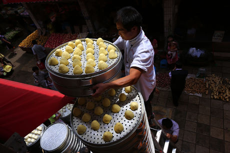 Man can steam 40 layers of steamed buns in one go, Kunming, Yunnan Province, China - 15 Jul 2013