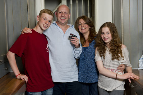 Black Cab Driver Elliot Bergman 45 With His Wife Vanessa 44 And Their Children Charley 13 And Noah 15 At Their In North London. Mr Bergman Uses A Pre-paid Currency Card For His Holiday Money Rather Than A Debit Card. Byline John Nguyen/jnvisuals 06/0