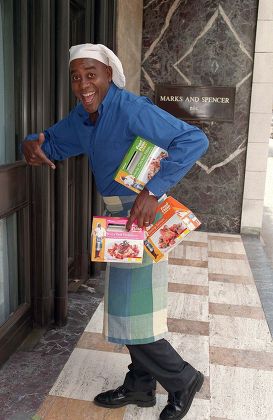 TV CHEF AINSLEY HARRIOT LAUNCHING HIS NEW RANGE OF MEALS AT MARKS AND SPENCER, BRITAIN - 1998