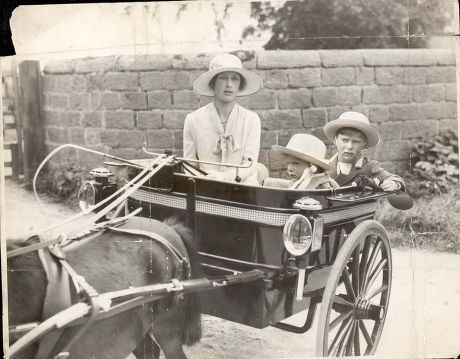 Princess Mary Princess Royal And Countess Of Harewood ( Only Daughter Of King George V And Queen Mary) Pkt 1216 - 41257 Seen Here In A Pony-cart With Her Two Sons George Lascelles 7th Earl Of Harewood And Hon Gerald Lascelles Driving Near Goldsboroug