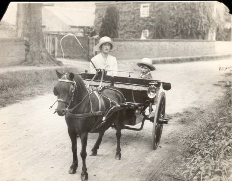 Princess Mary Princess Royal And Countess Of Harewood ( Only Daughter Of King George V And Queen Mary) Pkt 1216 - 41265 Seen Here In A Horse And Cart With Her Eldest Son George Lascelles 7th Earl Of Harewood.
