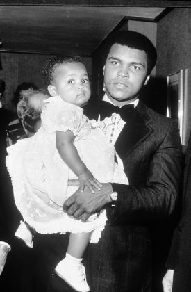 Muhammad Ali Holding Baby Daughter Laila Editorial Stock Photo - Stock ...