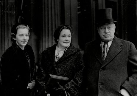 Harry Primrose The 6th Earl Of Rosebery At His Investiture With Wife Eva Countess Of Rosebery And Daughter Lady Helen Primrose (albert Edward) Harry Meyer Archibald Primrose 6th Earl Of Rosebery Kt Pc (8 January 1882 Oo 31 May 1974) Styled Lord Dalme