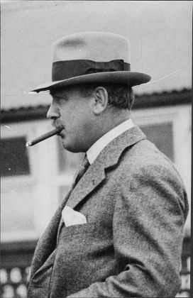 Harry Primrose The 6th Earl Of Rosebery At Hurst Park (albert Edward) Harry Meyer Archibald Primrose 6th Earl Of Rosebery Kt Pc (8 January 1882 Oo 31 May 1974) Styled Lord Dalmeny Until 1929 Was A British Politician Who Briefly Served As Secretary Of