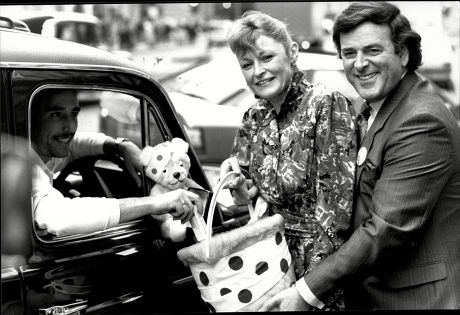 Terry Wogan And Sue Cook At Launch Of 'children In Need' Appeal 1988 - Taxi Driver Stephen Clay Contributing To Their Collection Bucket In London's Regent Street.