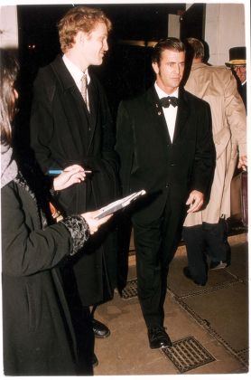 Mel Gibson Actor. Mel Gibson Leaves The Mayfair Hotel With Reporter Luke Harding Standing Next To Him. **original Print Held In Kensington** Pkt4230-299961.