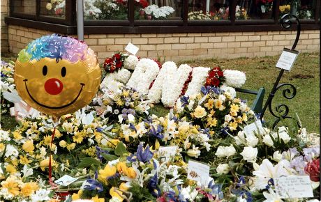 THE FUNERAL OF ERNIE WISE, WHO WAS CREMATED AT SLOUGH CREMATORIUM, BRITAIN 1999