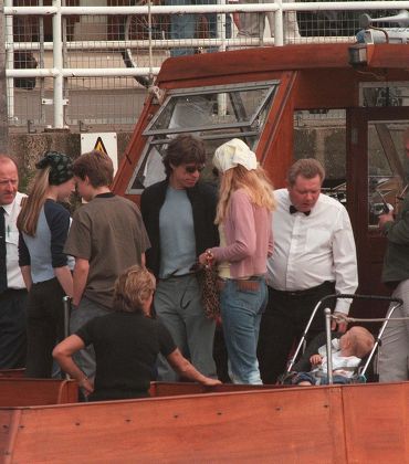 MICK JAGGER WITH JERRY HALL AND FAMILY IN LONDON, BRITAIN - 1999
