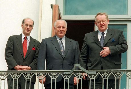 FINNISH PRESIDENT MARTTI AHTISAARI WITH SPECIAL ENVOY GROUP WHO MET WITH SLOBODAN MILOSEVIC IN HELSINKI, FINLAND - 1999