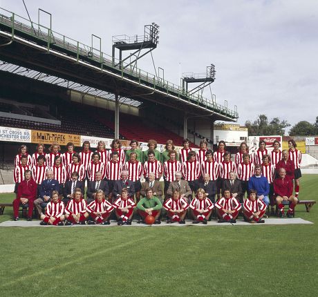 Glass Place Mat : Football Southampton F. C. pose for a team