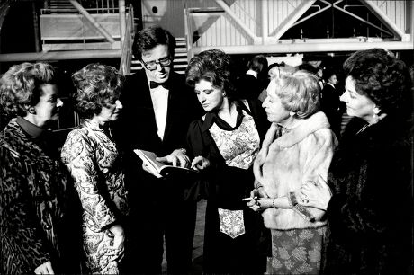Robert Scott Leader Of The Manchester Olympic Games Bid Team Theatre Impresario Pictured With Actresses Jean Alexander Barbara Mullaney Pat Phoenix Doris Speed And Betty Driver At The Royal Exchange.