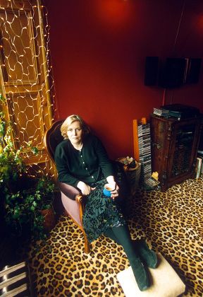 KATE ATKINSON, WRITER AT HOME, EDINBURGH, SCOTLAND, BRITAIN - 2000