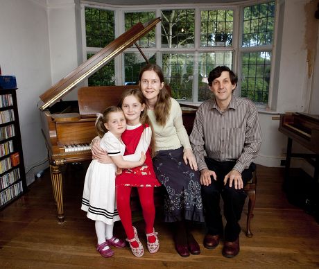 ( Left To Right ) Helen (4) Alma (7) With Their Parents Janie And Guy. Alma Deutscher The Girl Who Can Play Piano And Violin Beautifully And Has Even Written An Opera... At The Age Of Seven.