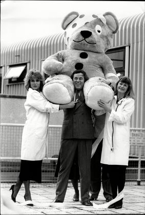 Joanna Lumley Terry Wogan And Sue Cook With Pudsey Bear For The Children In Need Television Programme.