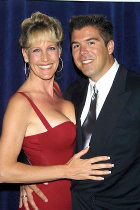 1ST ANNUAL CRYSTAL GLOBE AWARDS HONOURING ERIN BROCKOVICH, BEVERLY HILTON HOTEL, LOS ANGELES, AMERICA - 01 MAY 2001