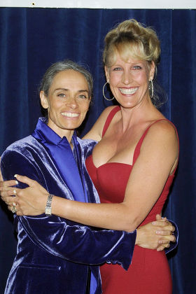 1ST ANNUAL CRYSTAL GLOBE AWARDS HONOURING ERIN BROCKOVICH, BEVERLY HILTON HOTEL, LOS ANGELES, AMERICA - 01 MAY 2001