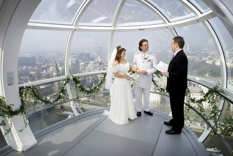 FIRST WEDDING ON LONDON EYE, LONDON, BRITAIN - 10 MAY 2001