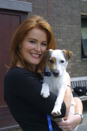 SHAUNA LOWRY, LAUNCHING 'PAWS FOR THOUGHT' CAMPAIGN, BATTERSEA DOGS HOME, LONDON, BRITAIN - MAY 2001