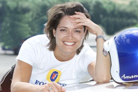 AMANDA STRETTON, TV PRESENTER AND THE FACE OF FOSTERS LAGER - 2001