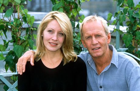 PAUL HOGAN AND LINDA KOZLOWSKI PROMOTING 'CROCODILE DUNDEE IN LA' IN LONDON, BRITAIN - JUL 2001