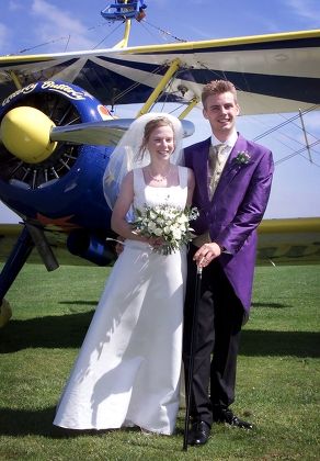 AIRBORNE WEDDING OF CAROLINE HACKWOOD  AND JUSTIN BUNN, CIRENCESTER, BRITAIN - 2001